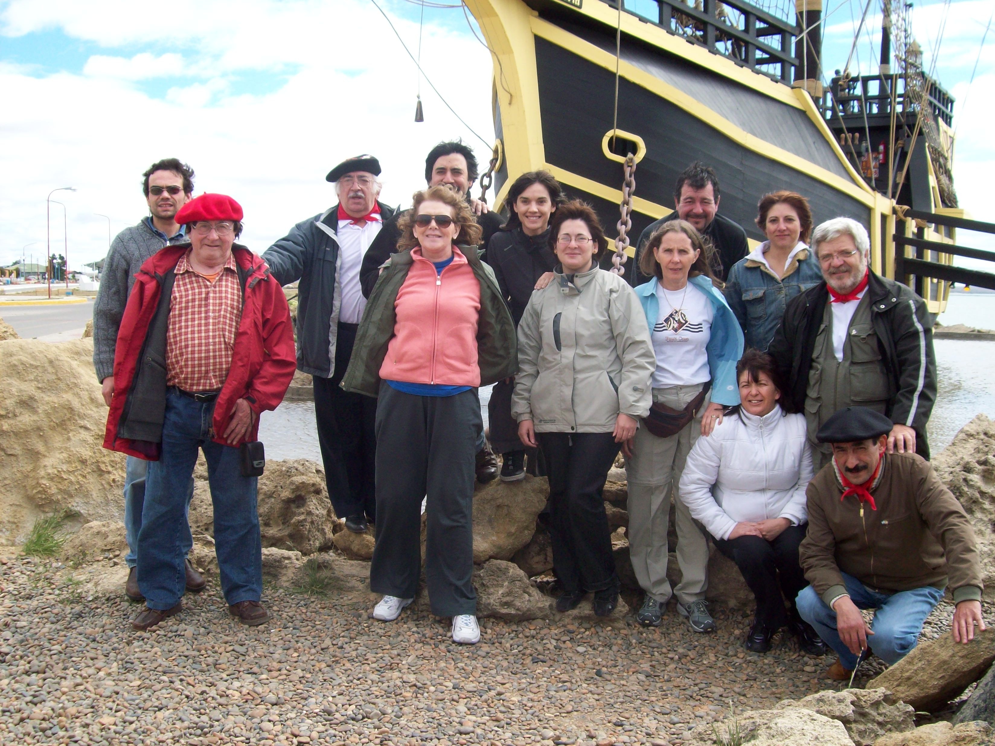 Grupo de miembros del CV Hegoalde Argentinarra de visita en Puerto San Julián, junto a la nao Victoria donde viajara el vasco Sebastián Elcano (foto Hegoalde Argentinarra)